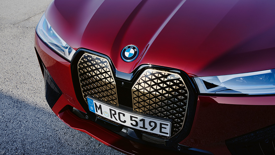 BMW iX i20 elektrisk SUV BMW iX xDrive50 Shy Tech BMW iX i20 2021 elektrisk SUV BMW iX xDrive50 Aventurinrød sett forfra BMW nyre Shy Tech