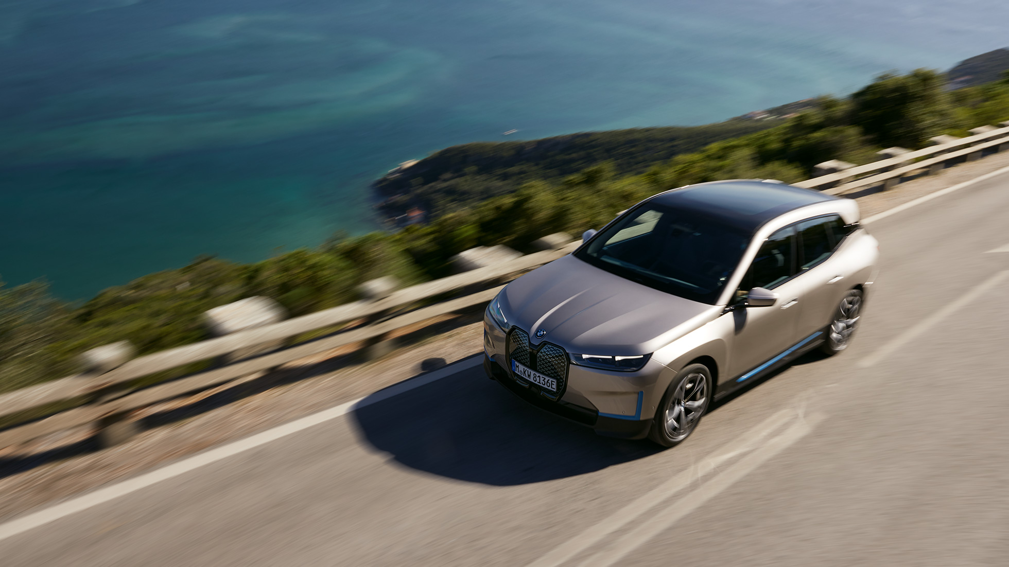 BMW iX fugleperspektiv på gata BMW iX kashmirsølv i20 fugleperspektiv på gata