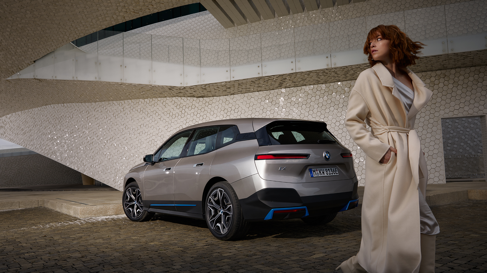 BMW iX sett skrått bakfra stående BMW iX i20 kashmirsølv sett skrått bakfra stående