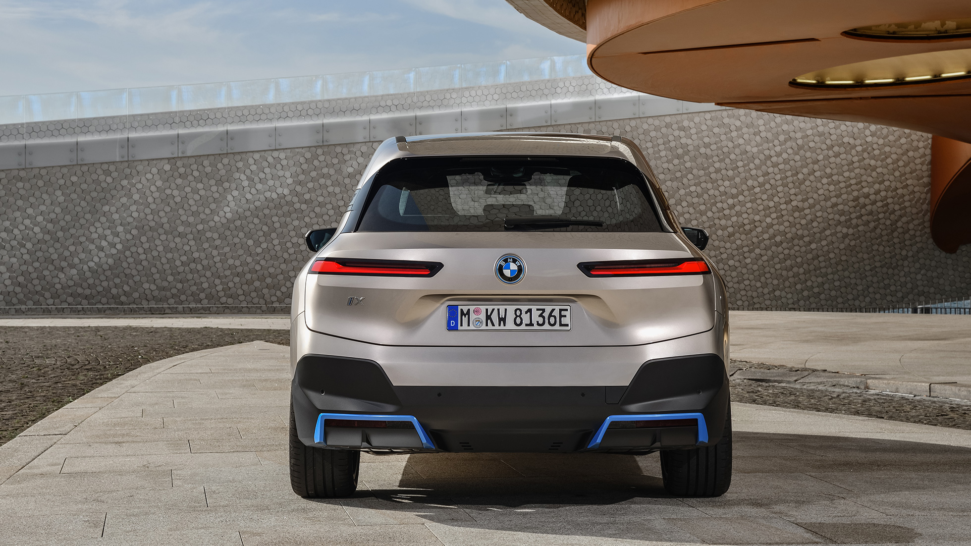 BMW iX sett bakfra stående BMW iX kashmirsølv i20 sett bakfra stående