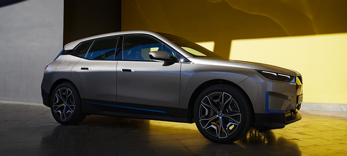 BMW iX sett fra siden stående BMW iX kashmirsølv i20 sett fra siden stående