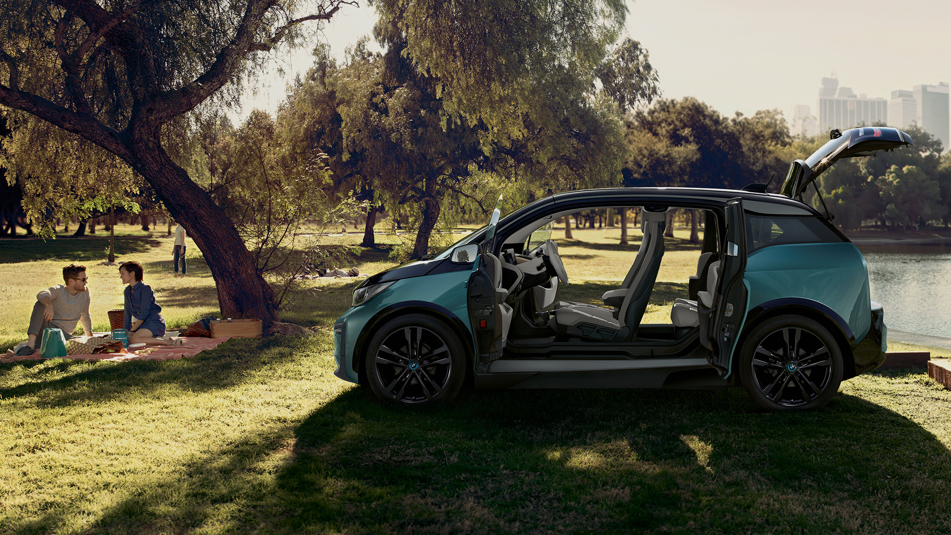 BMW i3 2018 sett fra siden med åpne dører BMW i3 I01 2018 Jucarobeige med detaljer i frostgrå metallic sett fra siden med åpne dører
