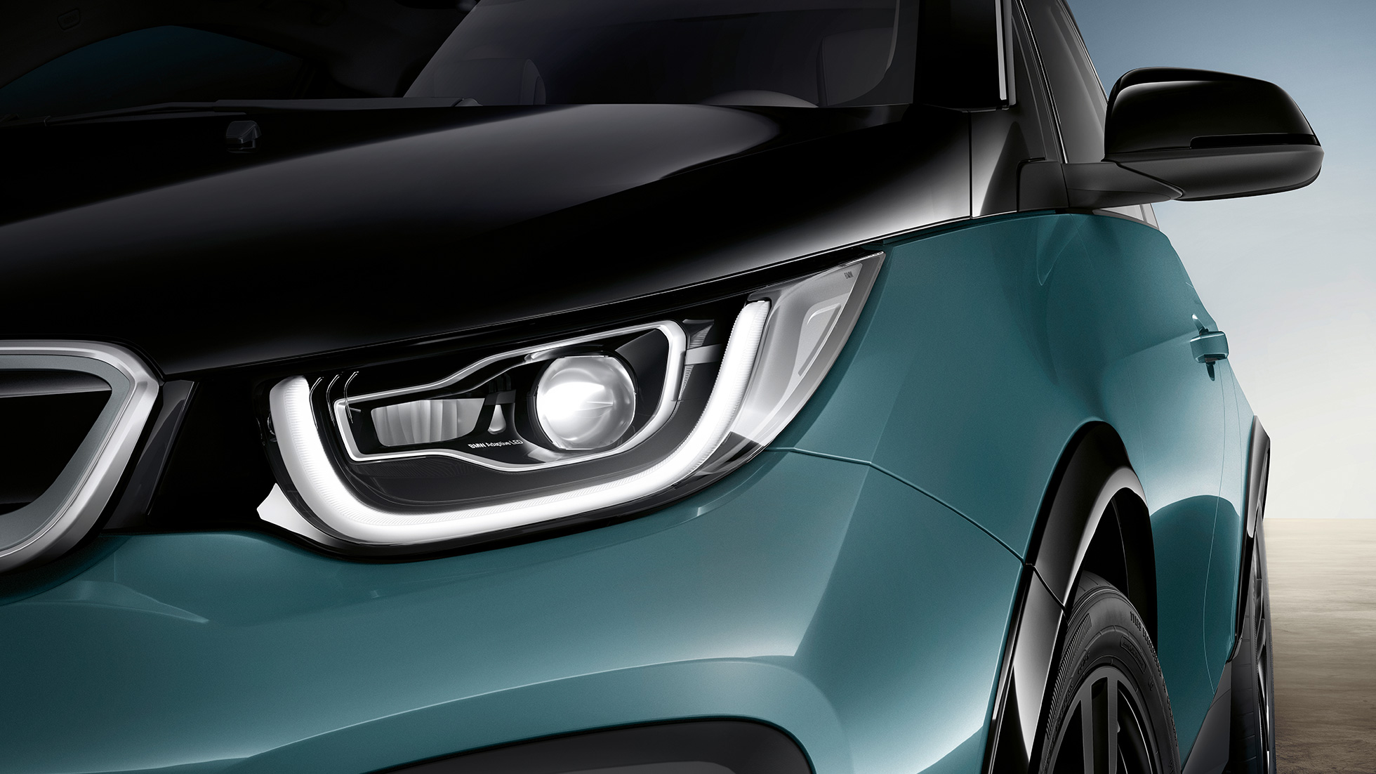 BMW i3 2018 LED-frontlykter BMW i3 I01 2018 Jucarobeige med detaljer i frostgrå metallic næropptak av front LED-frontlykter