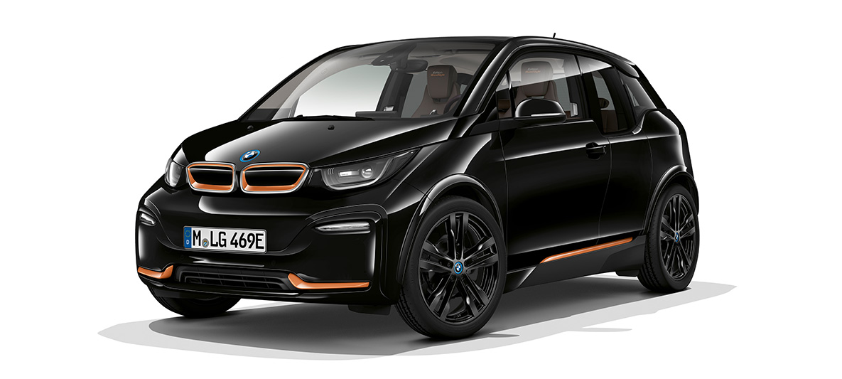 BMW i3s Edition RoadStyle 2019 sett skrått forfra BMW i3s Edition RoadStyle 2019 I01 Fluid Black med E-kobber-detaljer, sett skrått forfra