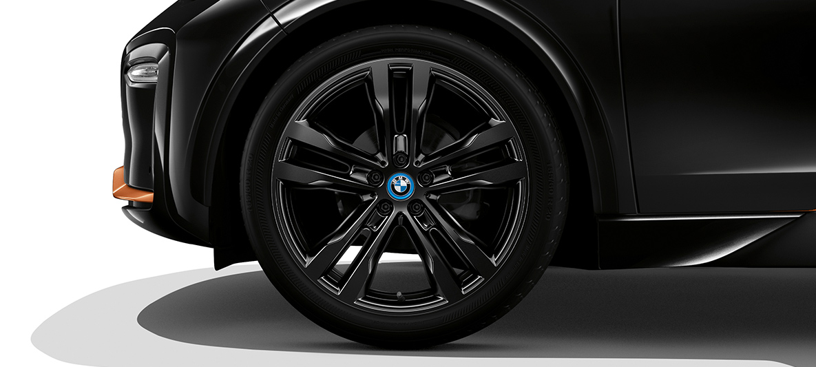BMW i3s Edition RoadStyle 2019 front sett fra siden med felger BMW i3s Edition RoadStyle, Fluid Black med E-kobber-detaljer front sett fra siden med felger