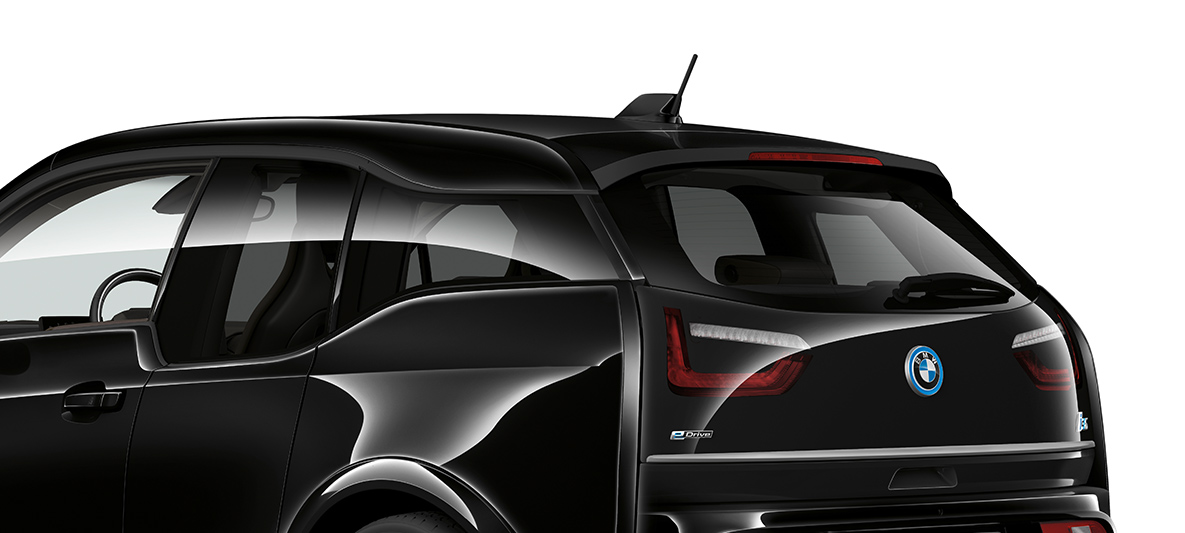 BMW i3s Edition RoadStyle 2019 sett skrått bakfra BMW i3s Edition RoadStyle 2019 I01 Fluid Black med E-kobber-detaljer, sett skrått bakfra