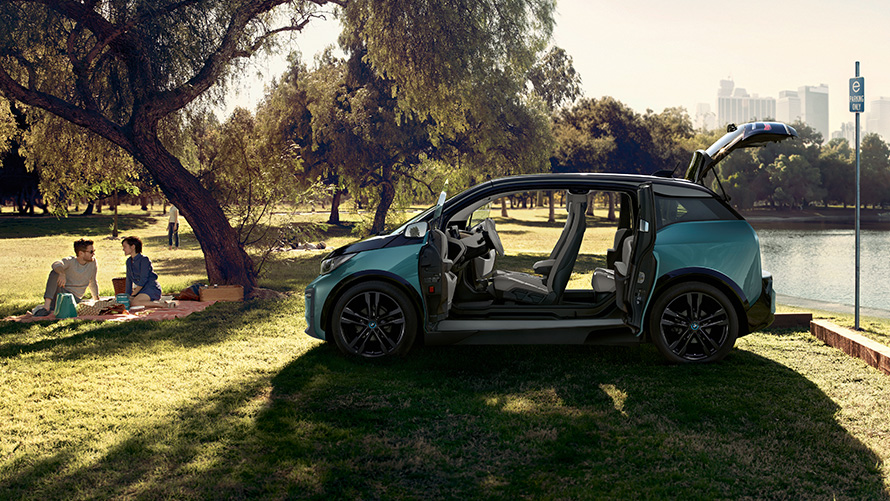 BMW i3 2018 i park BMW i3 I01 2018 Jucarobeige med detaljer i frostgrå metallic sett fra siden med åpne dører i park