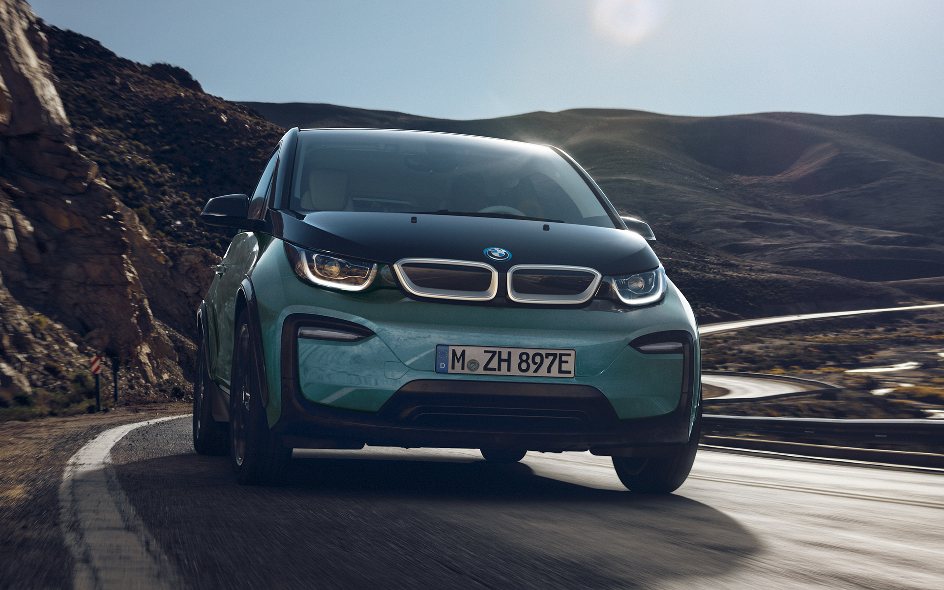 BMW i3 I01 2018 Blue Ridge Mountain med detaljer i frostgrå metallic sett fra siden kjørende i bylandskap