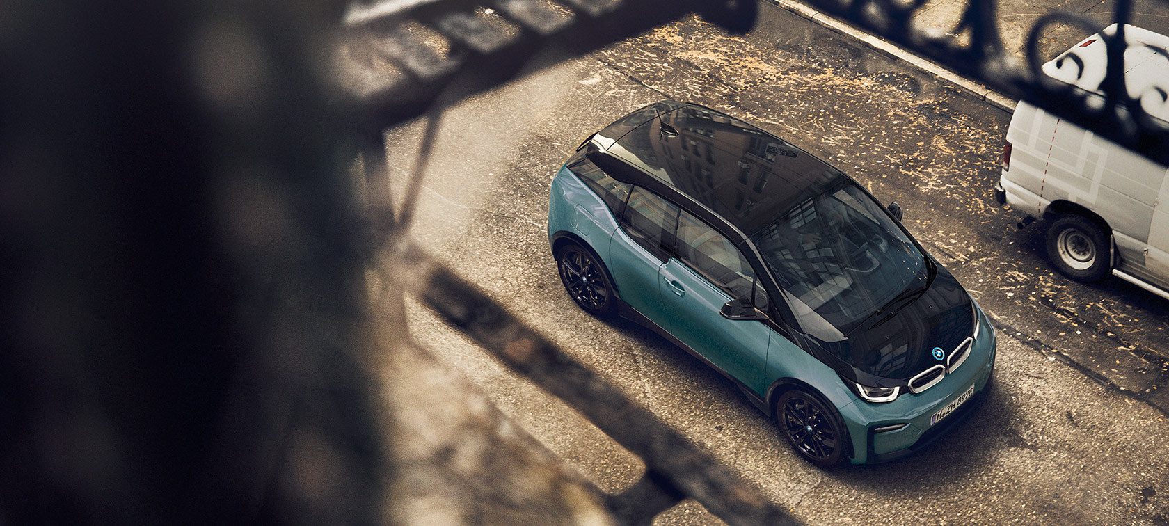 BMW i3 I01 2018 sett ovenfra BMW i3 I01 2018 Blue Ridge Mountain med detaljer i frostgrå metallic sett ovenfra karbonfibertak