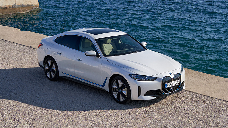 Sett skrått forfra BMW i4 eDrive40 G26 2021 Ved kai BMW i4 eDrive40 G26 2021 Mineralhvit Sett skrått ved kai