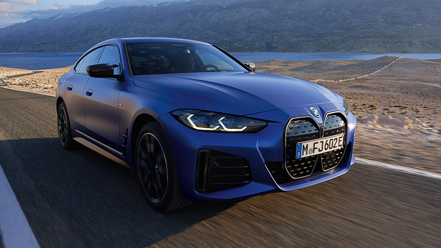 Sett skrått forfra BMW i4 M50 G26 2021 BMW i4 M50 G26 2021 M Portimaoblå metallic Sett skrått forfra kjørende på veien