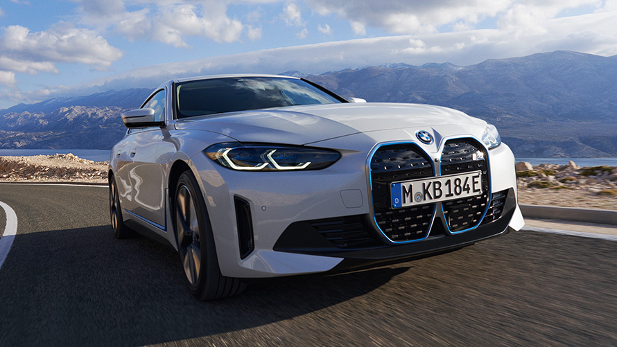 Sett skrått forfra BMW i4 eDrive40 G26 2021 kjørende BMW i4 eDrive40 G26 2021 Mineralhvit Sett skrått forfra kjørende