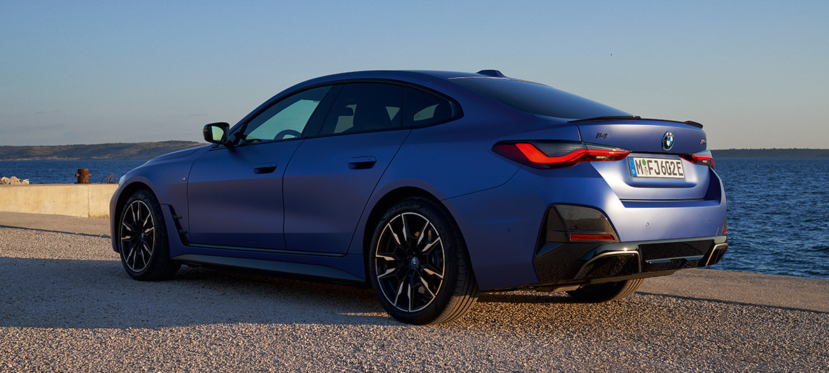 Sett skrått bakfra BMW i4 M50 G26 2021 BMW i4 M50 G26 2021 M Portimaoblå metallic Sett skrått bakfra ved kai