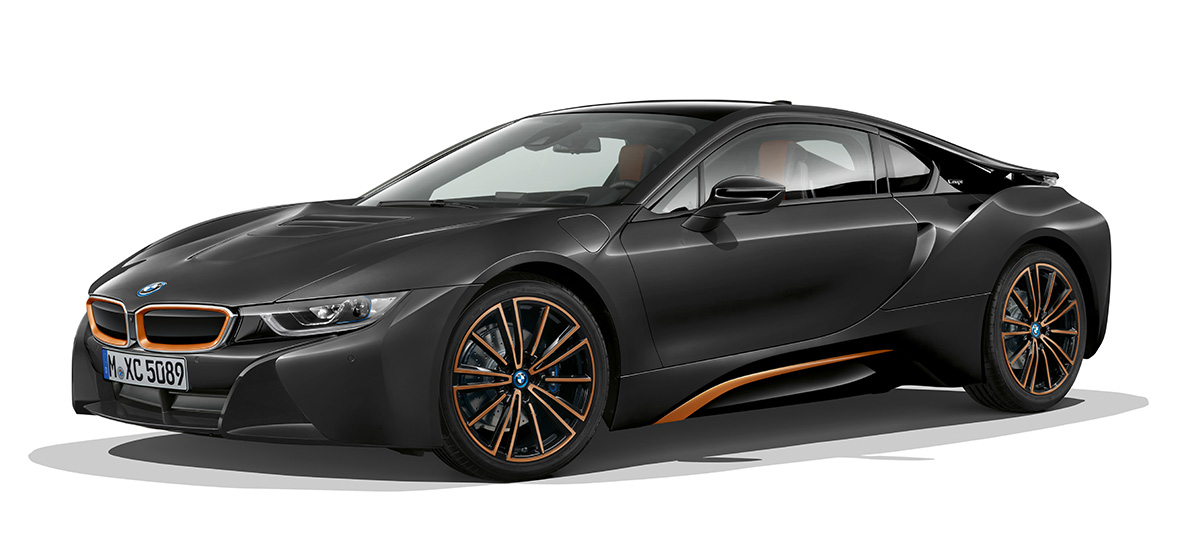 BMW i8 Coupé Ultimate Sophisto Edition, sett skrått forfra BMW i8 Coupé Ultimate Sophisto Edition, sofistogrå, sett skrått forfra