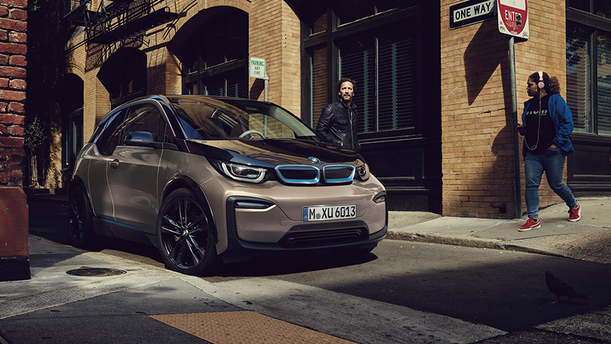BMW i3 I01 førstegenerasjon sett skrått forfra på veien BMW i-modeller BMW i3 I01 førstegenerasjon sett skrått forfra på veien