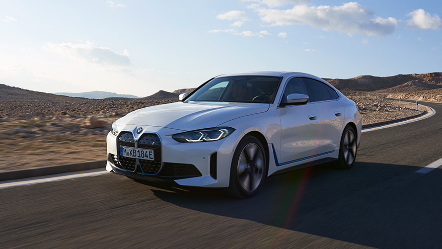 BMW i4 G26 førstegenerasjon sett skrått forfra kjørende BMW i-modeller BMW i4 G26 førstegenerasjon sett skrått forfra kjørende