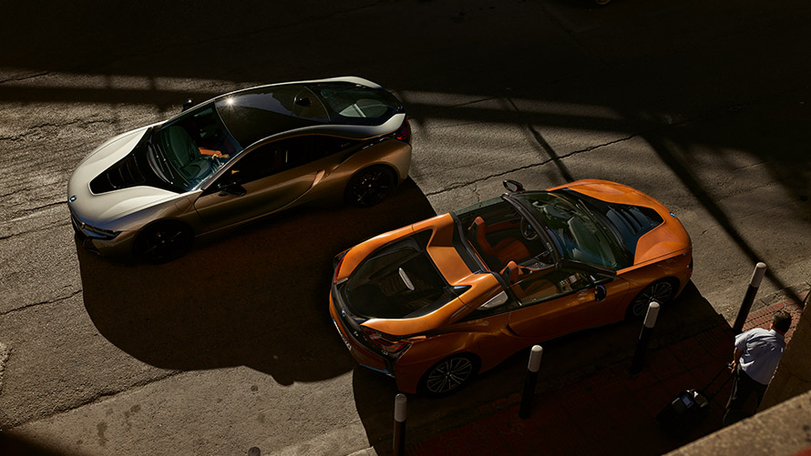 BMW i8 I12 I15 førstegenerasjon sett skrått forfra på vei BMW i-modeller BMW i8 I12 I15 førstegenerasjon sett skrått fra siden på vei