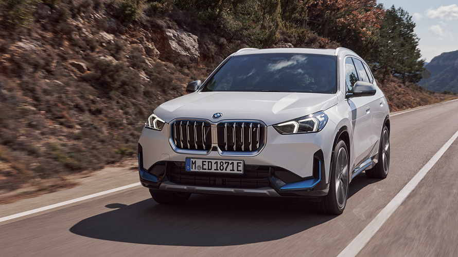 BMW iX1 U11 første generasjon Sett skrått forfra kjørende på veien BMW X modeller BMW iX1 U11 første generasjon Sett skrått forfra kjørende på veien