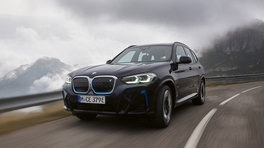 BMW iX3 G08 førstegenerasjon sett skrått forfra kjørende BMW i-modeller BMW iX3 G08 førstegenerasjon sett skrått forfra kjørende