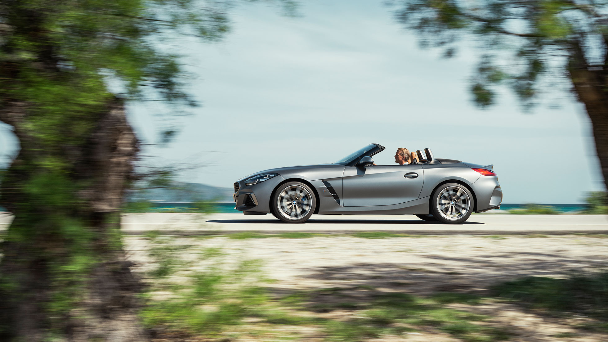 Eksteriør BMW Z4 M40i G29 BMW Z4 Roadster M40i G29 2019 Cabriolet BMW Individual frostgrå metallic sett fra siden