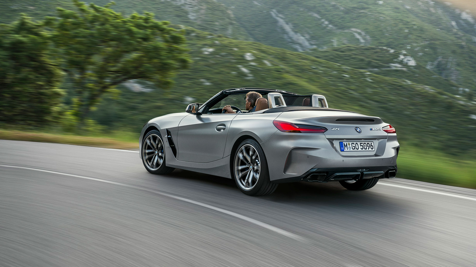 Kjøredynamikk BMW Z4 M40i G29 BMW Z4 Roadster M40i G29 2019 BMW Individual frostgrå metallic sett skrått bakfra kjørende