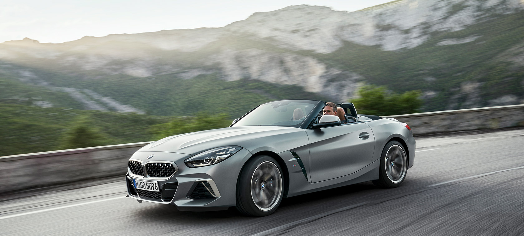 BMW Z4 M40i G29 kjørende foran fjellandskap BMW Z4 Roadster M40i G29 2019 Cabriolet BMW Individual frostgrå metallic sett skrått forfra kjørende foran fjellandskap