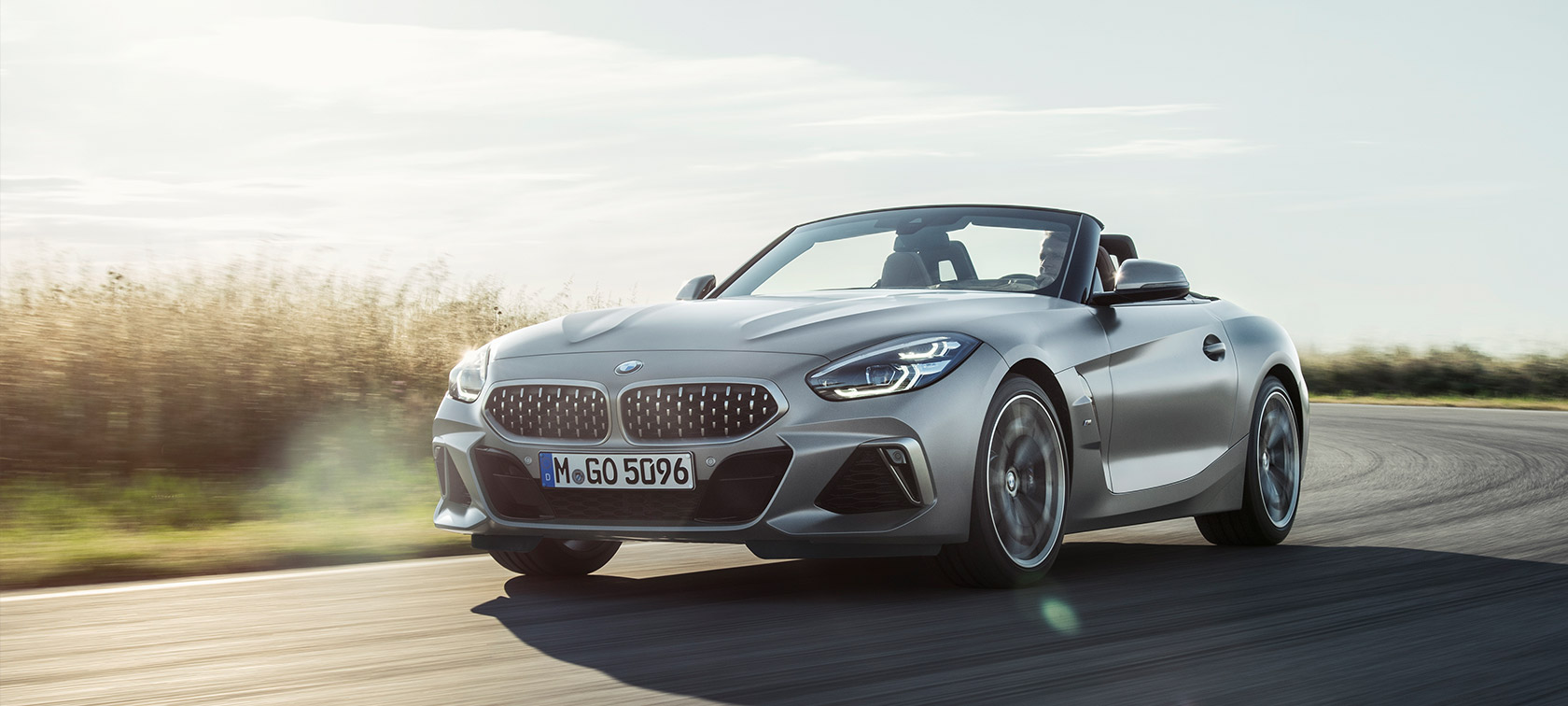 Sett skrått forfra BMW Z4 M40i Roadster G29 BMW Z4 Roadster G29 2019 Cabriolet BMW Individual frostgrå metallic kjørende, sett skrått forfra