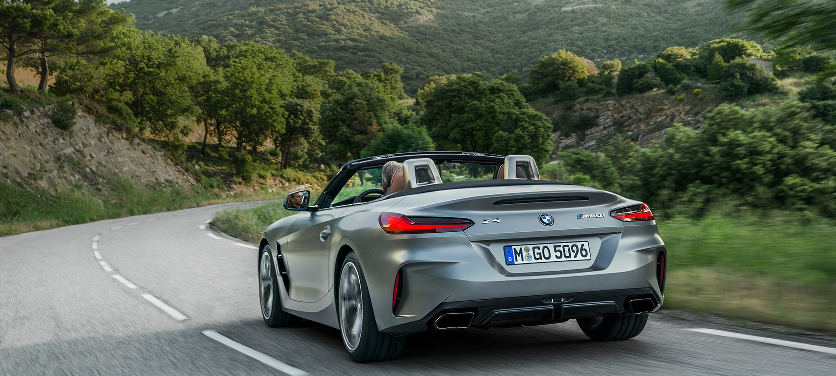 Sett skrått bakfra BMW Z4 M40i G29 BMW Z4 M40i G29 2019 Cabriolet BMW Individual frostgrå metallic sett skrått bakfra