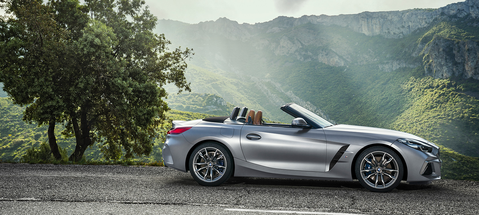 BMW Z4 M40i G29 Cabriolet. parkert BMW Z4 M40i G29 2019 Cabriolet BMW Individual frostgrå metallic sett fra siden, parkert