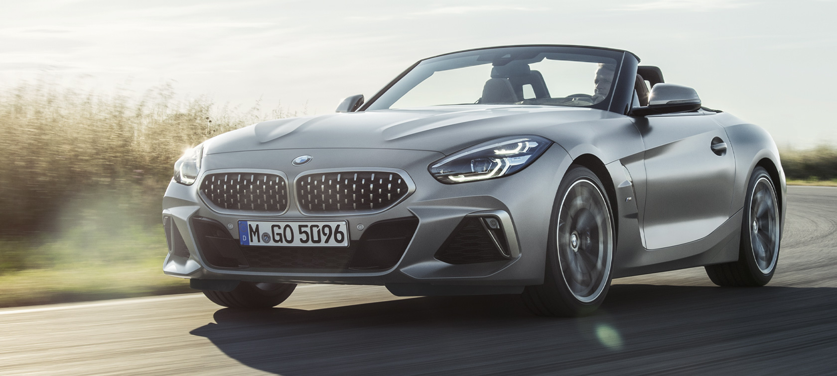 Sett skrått forfra BMW Z4 M40i Roadster G29 BMW Z4 M40i Roadster G29 2019 BMW Individual frostgrå metallic, kjørende, sett skrått forfra
