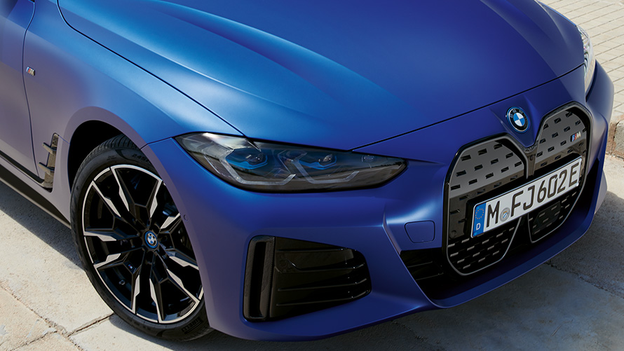 BMW i4 M50 G26 2021 BMW Individual frostet Portimaoblå metallic sett skrått forfra ovenfra