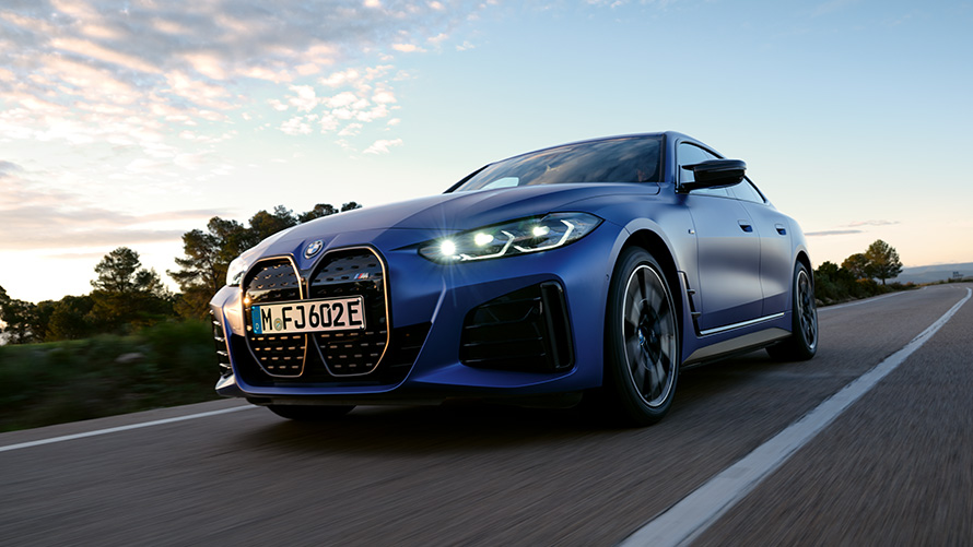 Sett skrått forfra BMW i4 M50 G26 2021 lav vinkel bilde BMW i4 M50 G26 2021 BMW Individual frostet Portimaoblå metallic sett skrått forfra kjørende, fra lav vinkel