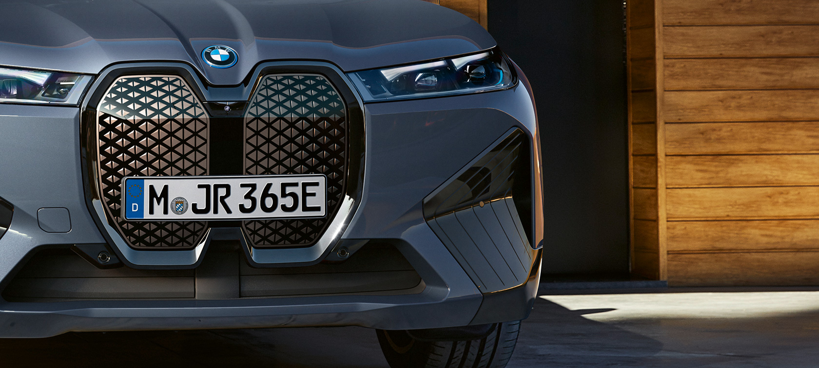 BMW iX M60 i20 2022 elektrisk SUV elbil Oksidgrå metallic Nærbilde front med vertikal frontgrill