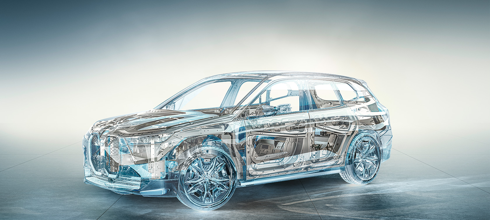BMW iX M60 i20 2022 elektrisk SUV Elbil kjørende på kystvei BMW iX M60 2022 elektrisk SUV Elbil Oksidgrå metallic Sett bakfra kjørende på kystvei