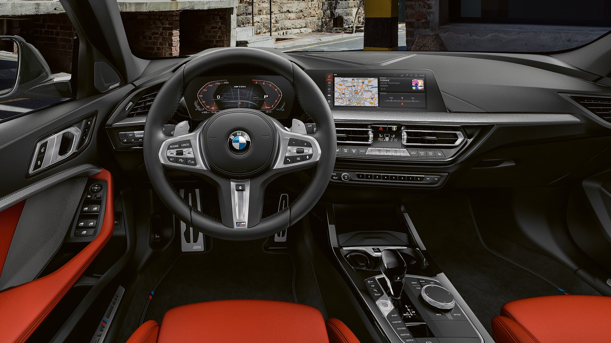 BMW M135i xDrive, interiør. BMW M135i xDrive interiør med M skinnratt og M sportsseter.