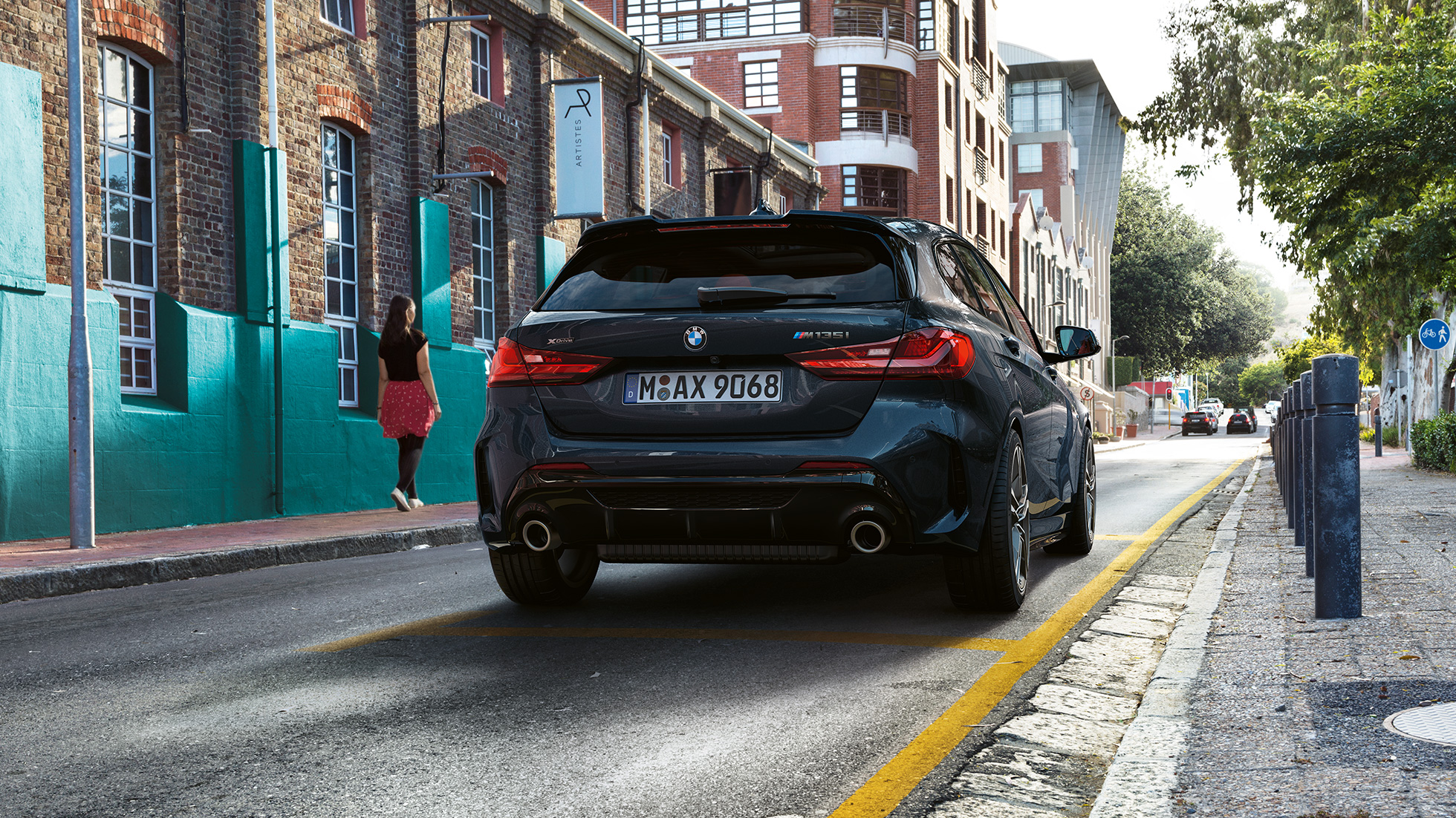 BMW M135i xDrive, sett bakfra. BMW M135i xDrive i safirsort metallic, sett bakfra, parkert.