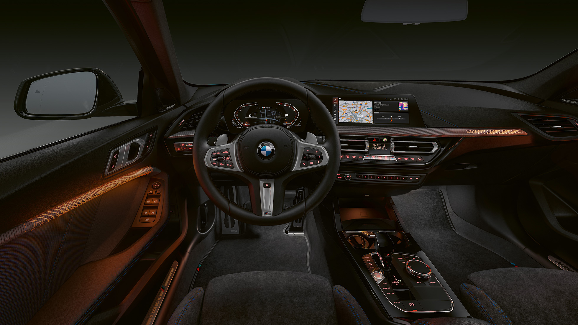 BMW M135i xDrive, kupé. Det eksklusive interiøret i BMW M135i xDrive med belyste konturlister.