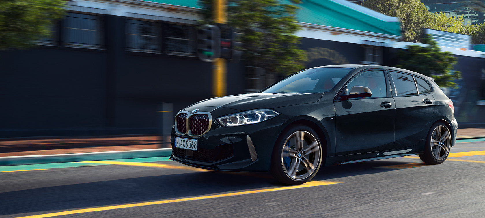 Den nye BMW M135i xDrive. Den nye BMW M135i xDrive i safirsort metallic, skrått fra siden.