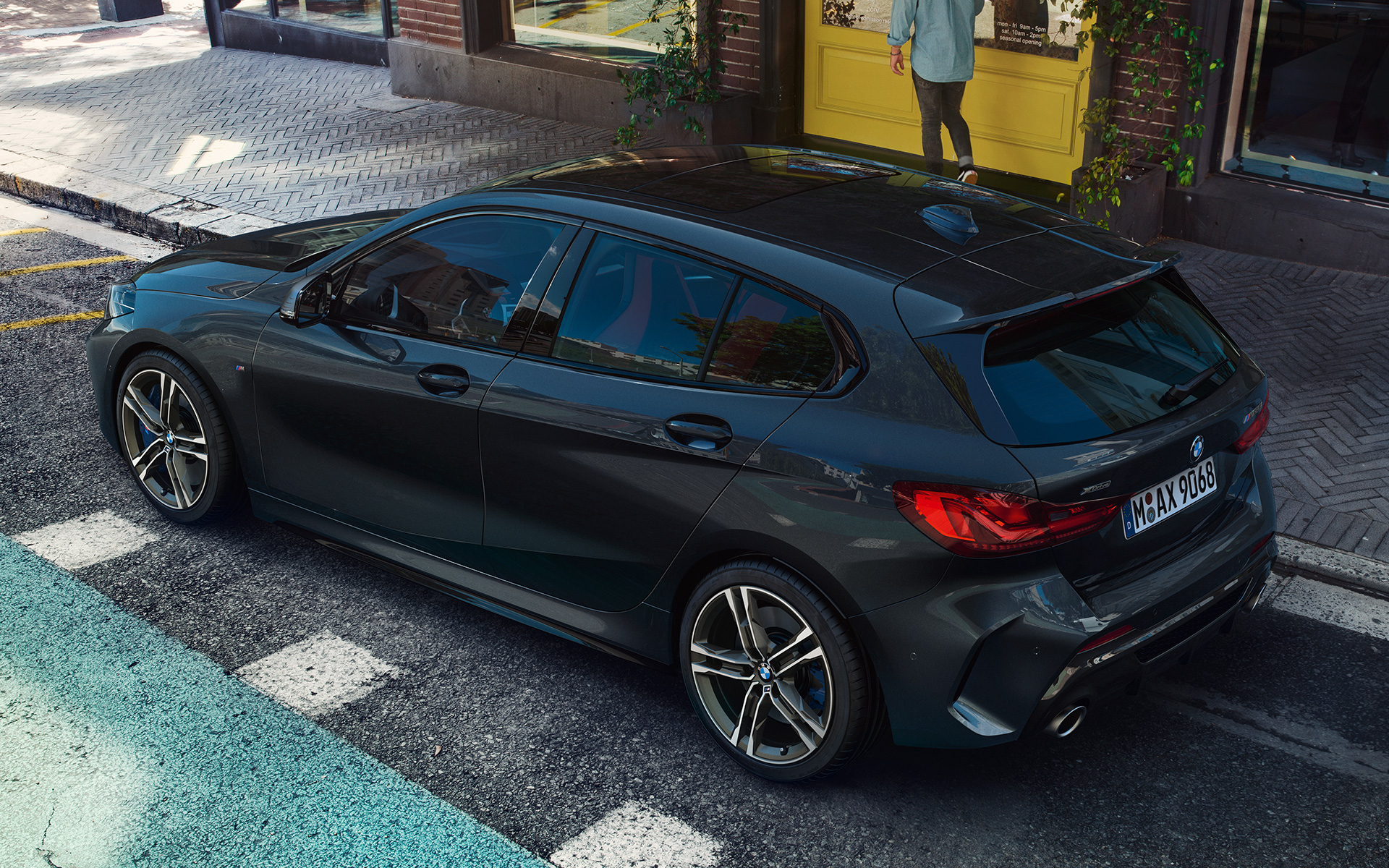 BMW M135i xDrive (F40) i safirsort metallic, fra siden i fugleperspektiv, under parkering