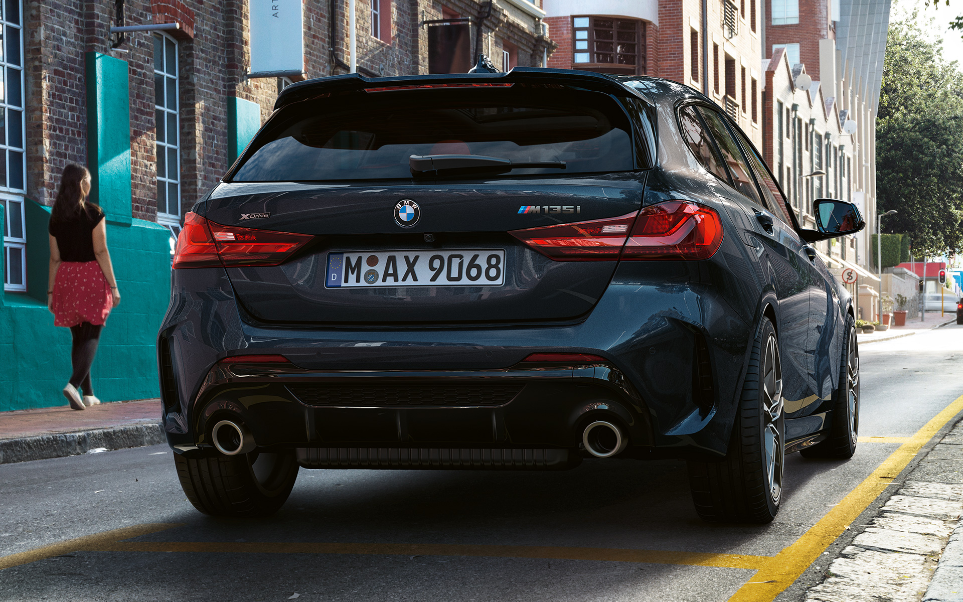 BMW M135i xDrive (F40) i safirsort metallic, sett bakfra, under parkering