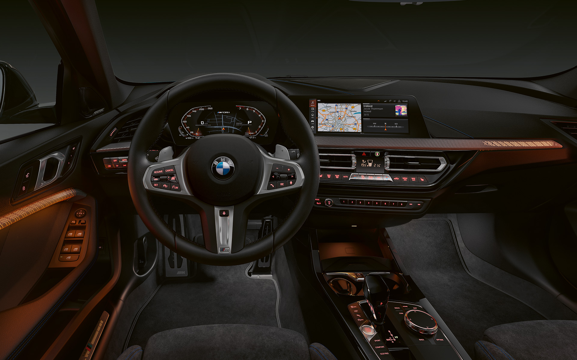 BMW M135i xDrive (F40) Premium interiør i med belyste interiørlister