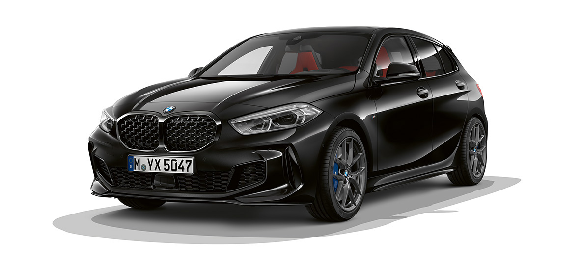 BMW M135i xDrive (F40) M Performance Pakke BMW M135i xDrive (F40) i safirsort metallic med M Performance-pakke, sett på skrå forfra