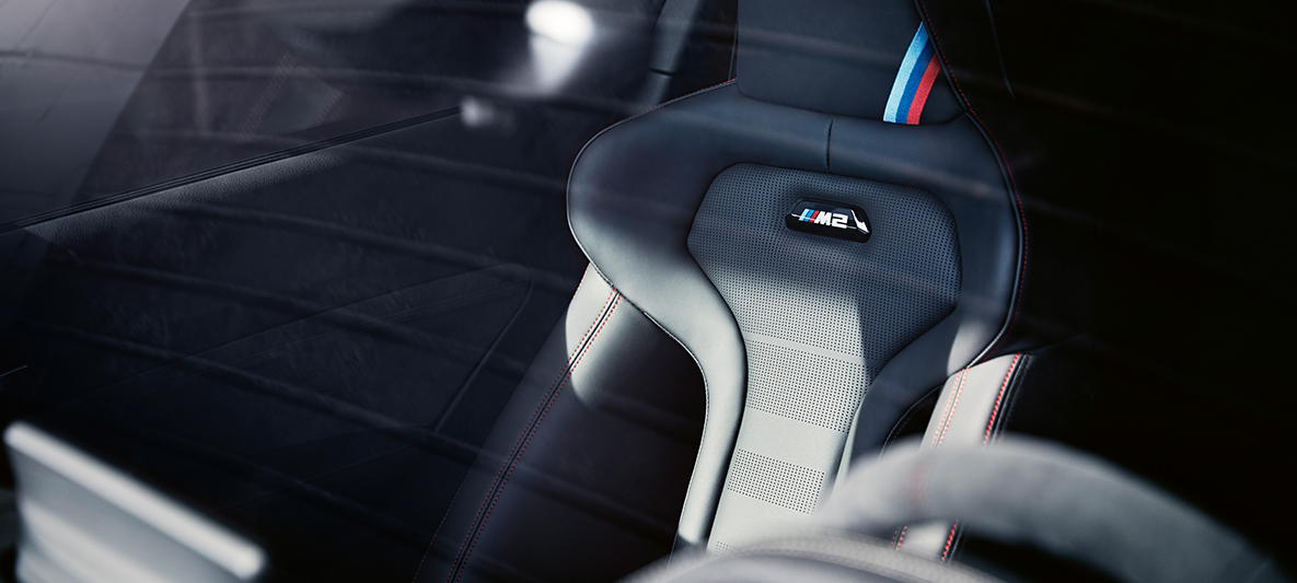 Sportsseter BMW M2 CS Sportsseter BMW M2 Misano blå metallic Nærbilde