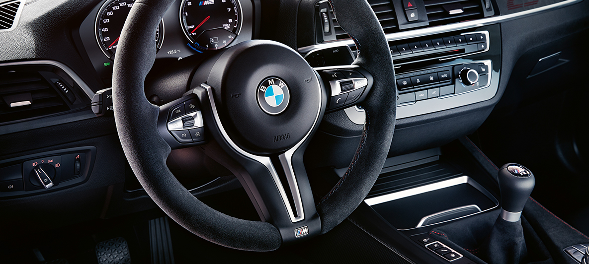 Cockpit BMW M2 CS Cockpit BMW M2 CS F87 Misano blå metallic Nærbilde