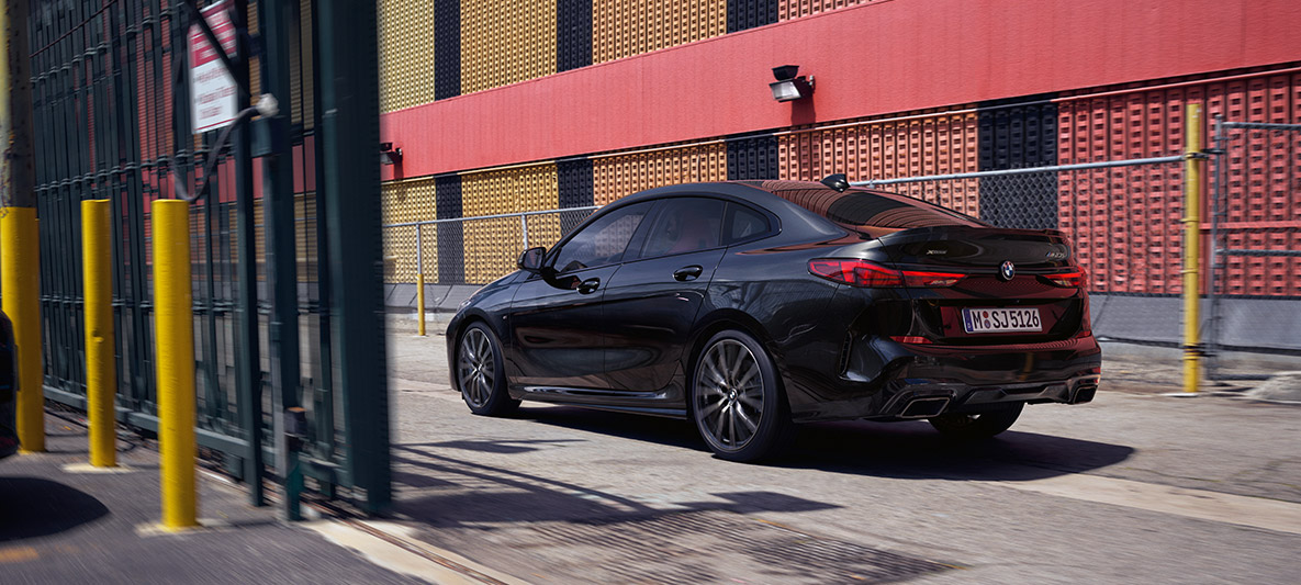 M Performance-pakke BMW M235i xDrive Gran Coupé M Performance Pakke BMW M235i xDrive Gran Coupé safirsort metallic F44 sett skrått fra siden