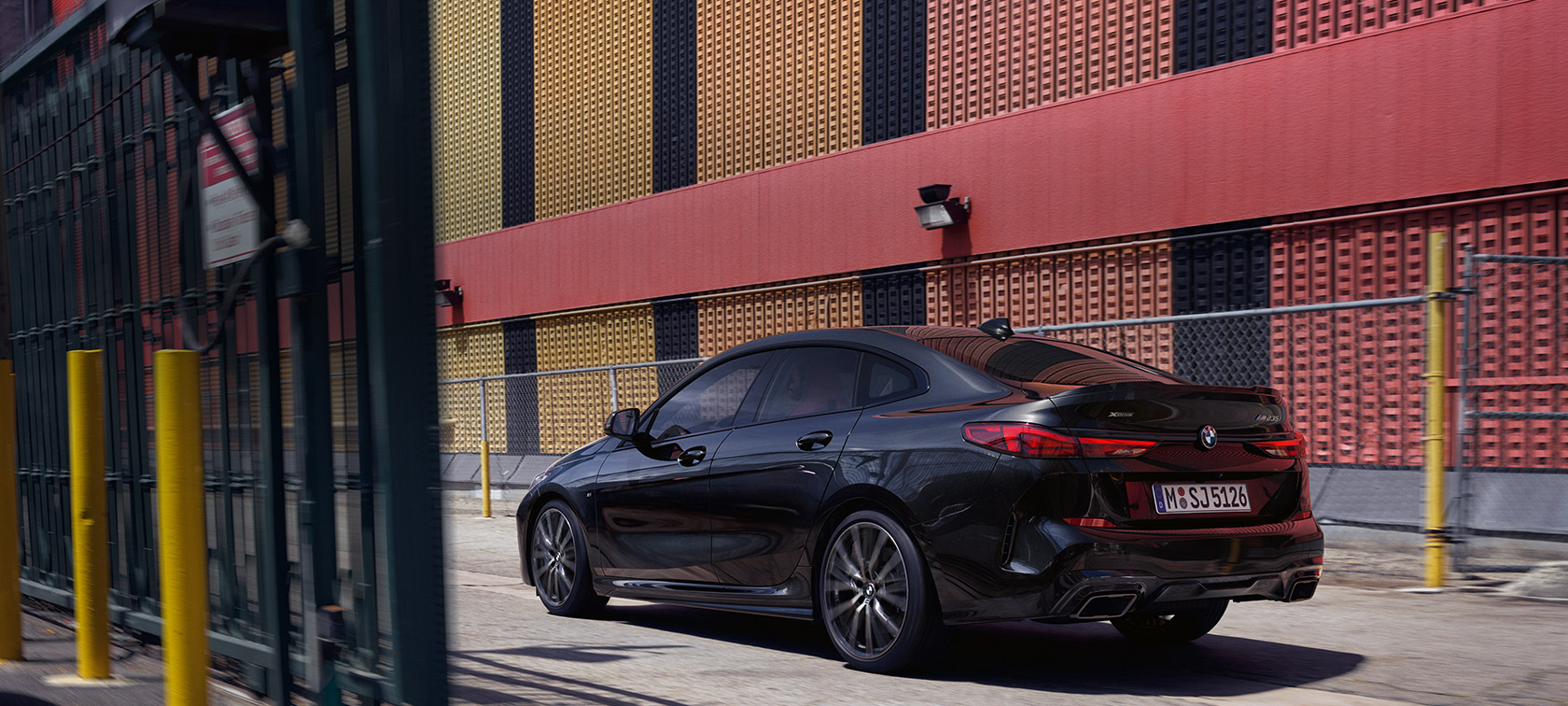 BMW M235i xDrive Gran Coupé sett skrått fra siden BMW M235i xDrive Gran Coupé safirsort metallic F44 sett skrått fra siden