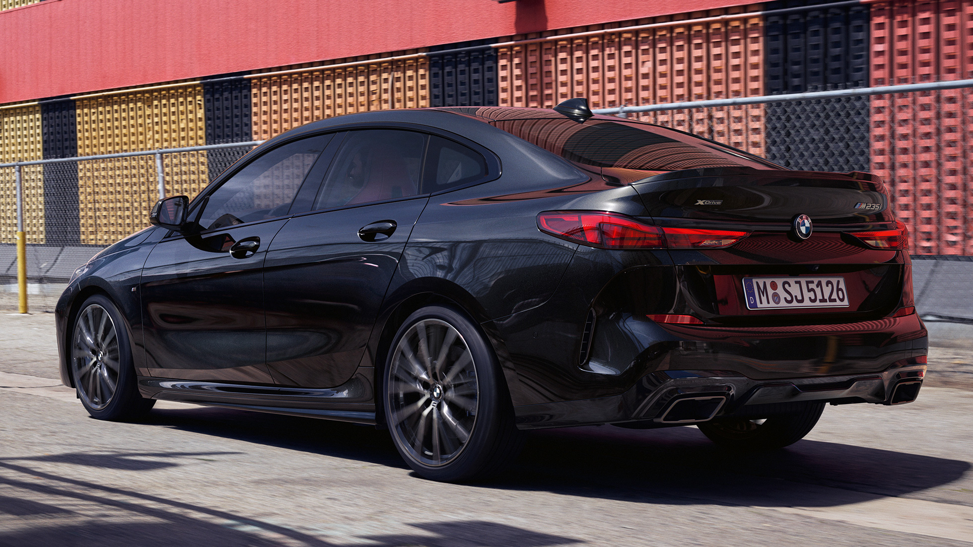 BMW M235i xDrive Gran Coupé sett skrått bakfra BMW M235i xDrive Gran Coupé 2020 safirsort metallic F44 sett skrått bakfra eksteriør