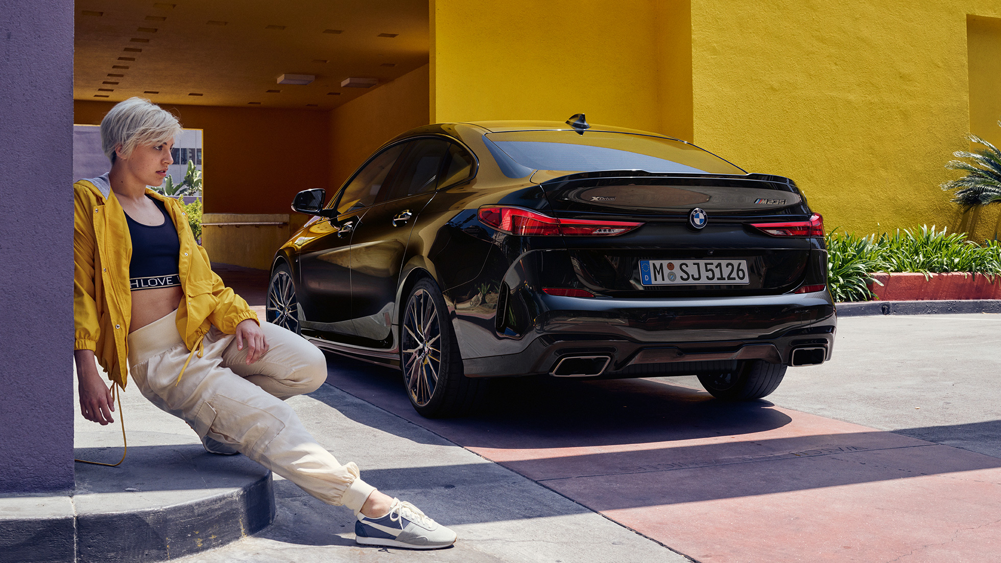 Hekkparti BMW M235i xDrive Gran Coupé Atletisk hekkparti BMW M235i xDrive Gran Coupé 2020 safirsort metallic F44 sett skrått bakfra