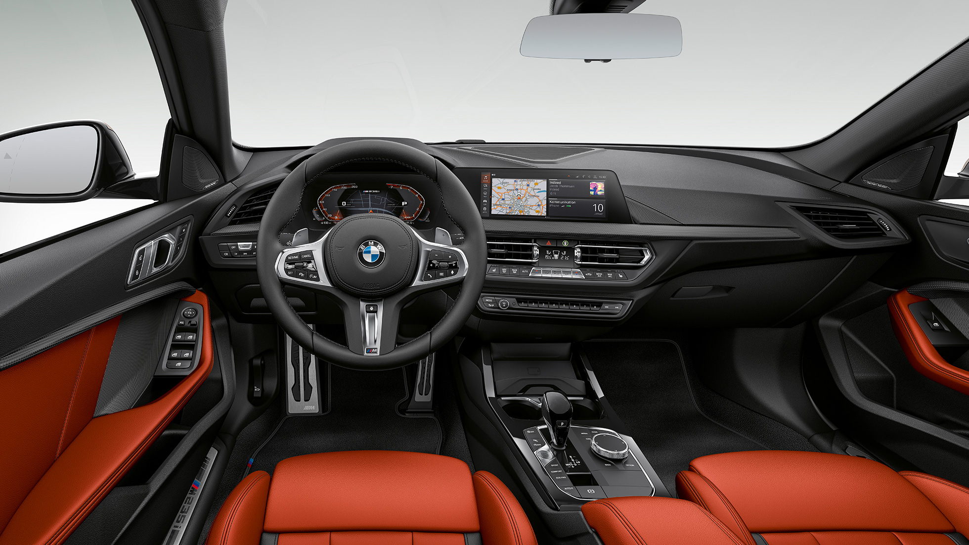 Cockpit BMW M235i xDrive Gran Coupé Cockpit med fokus på føreren BMW M235i xDrive Gran Coupé 2020 F44 Interiør