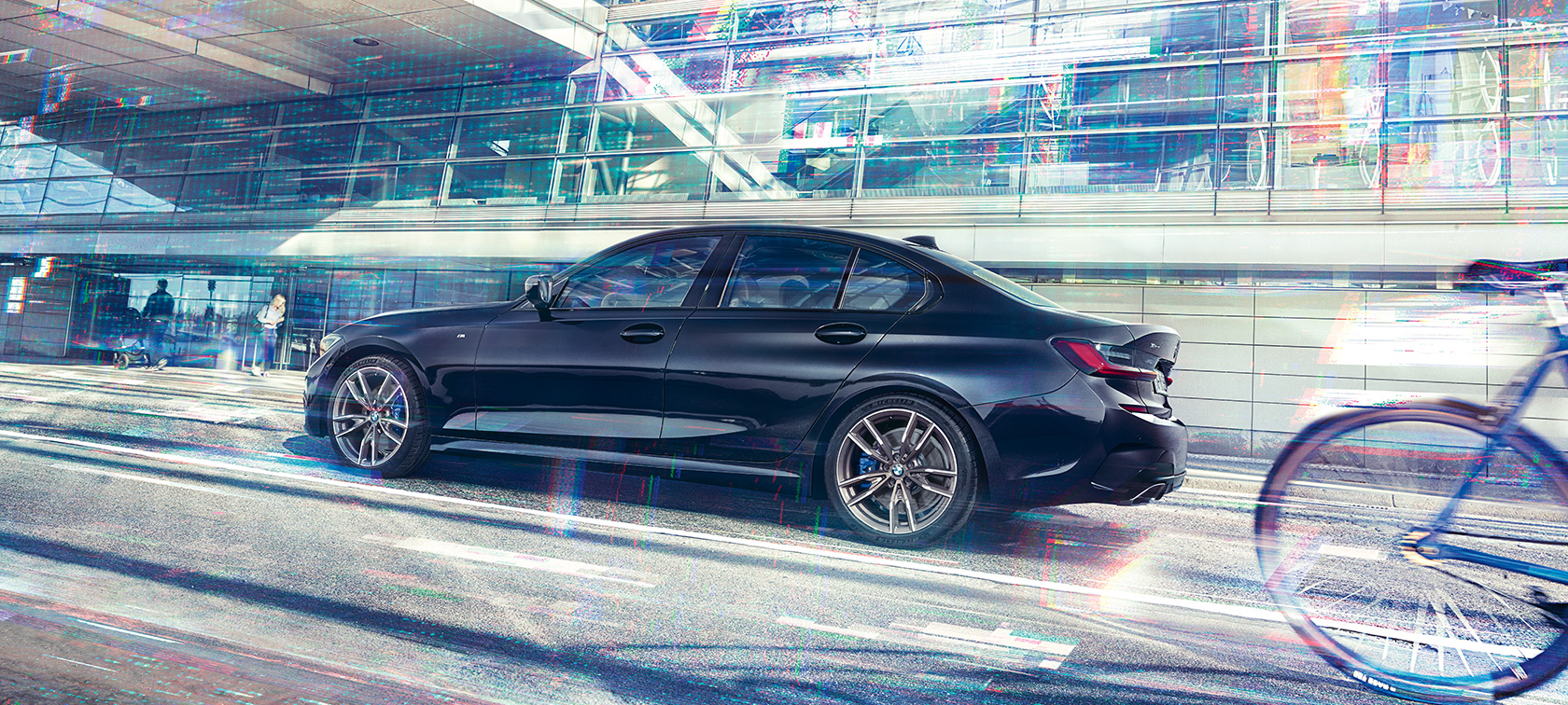 BMW M340i xDrive sedan G20 2020 Sett fra siden kjørende BMW M340i xDrive Sedan i G20 2020 Safirsort metallic Sett fra siden kjørende